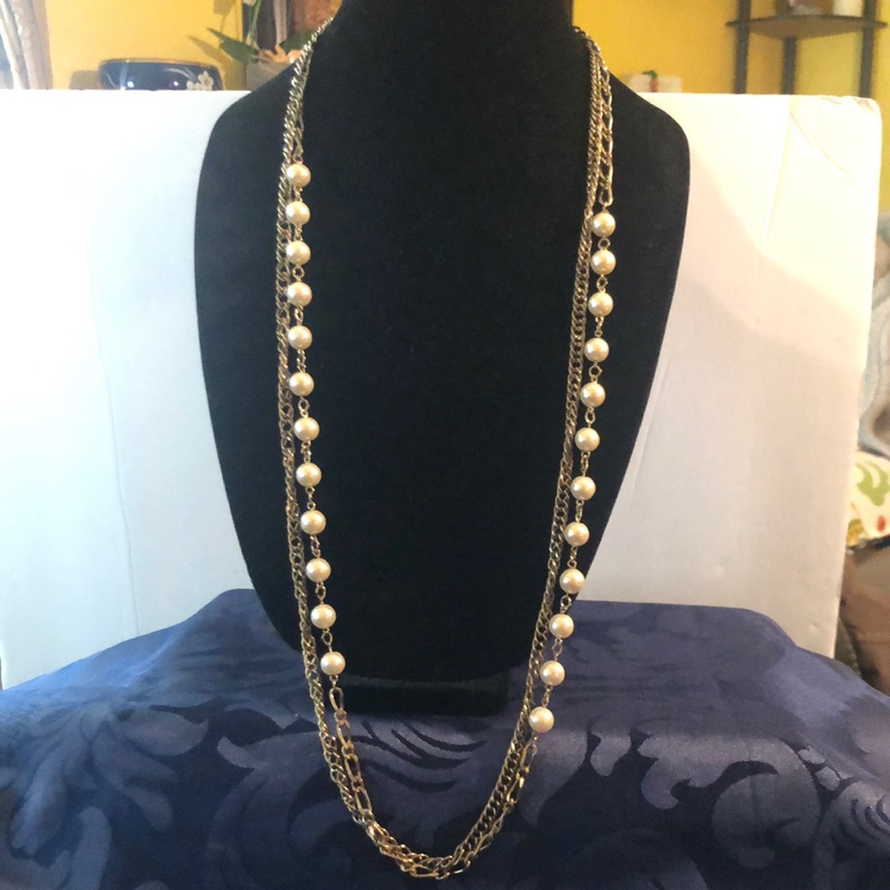 Beautiful Vintage and long gold tone faux pearls Necklace.